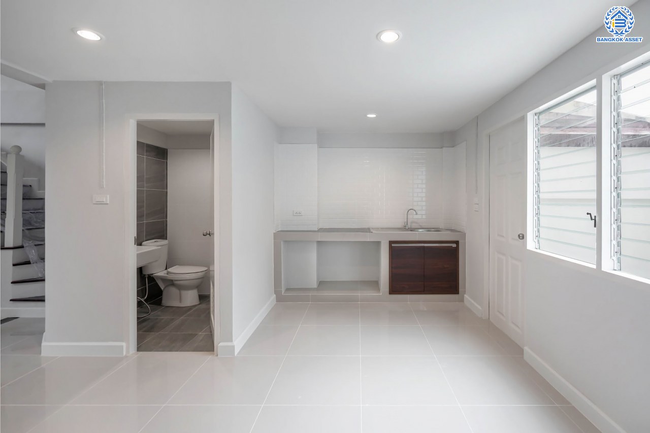 บ้านมือสองตกแต่งใหม่ โครงการ บ้านแก้ววิลล่า จรัญสนิทวงศ์ หลังมุม ทาวน์เฮ้าส์ 3 ชั้น เนื้อที่ 22.9 ตร.ว. ฟังก์ชัน 3 ห้องนอน 4 ห้องน้ำ จอดรถได้ 2 คัน บนทำเลศักยภาพ เชื่อมต่อหลายเส้นทาง ใกล้รถไฟฟ้าสายสีน้ำเงิน "สถานีไฟฉาย"